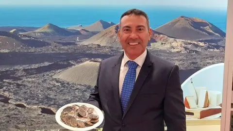 El presidente del Cabildo, Oswaldo Betancort, con un plato de lapas de Lanzarote en Madrid Fusión.