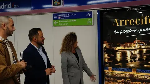 El alcalde de Arrecife y la concejal de Turismo en Madrid viendo el anuncio del metro.