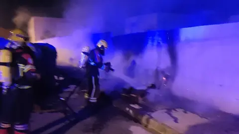 Bomberos del Consorcio de Seguridad y Emergencias sofocando el fuego.