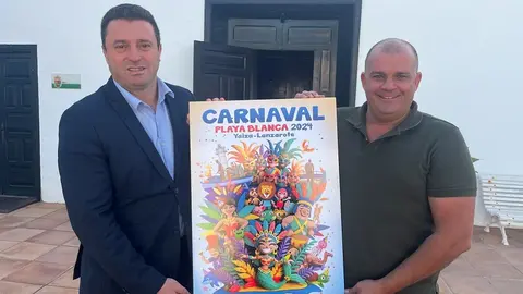El alcalde y el concejal de Festejos presentan el cartel del Carnaval de Playa Blanca 2024