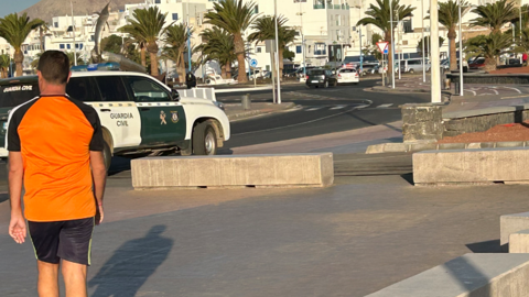 Vehículo de la Guardia Civil en la zona del muelle.