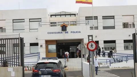 Imagen de la entrada a la Comisaría de Policía en Arrecife.