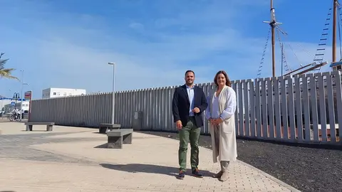 El alcalde de Arrecife, Yonathan de León, y la presidenta de la Autoridad Portuaria de Las Palmas, Beatriz Calzada, hoy en la zona exterior de  Puerto de Naos