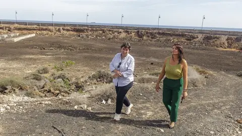 Olivia Duque y Rita Hernández en el espacio destinado al nuevo complejo turístico en Costa Teguise.