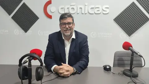 Isidro Pérez en el estudio de Crónicas Radio.
