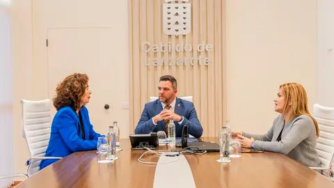 La consejera de Hacienda del Gobierno canario con Jacobo Medina y María Jesús Tovar