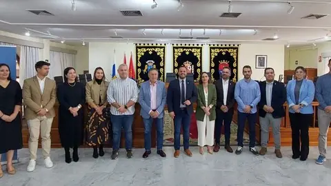 Los integrantes del Gobierno municipal con la consejera de Cultura.