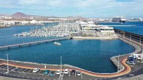 Zona portuaria de Arrecife. Barcos cruceros atracados en Naos y Los Mármoles