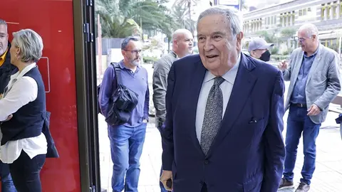 Jerónimo Saavedra entrando en la sede del PSOE de Las Palmas.