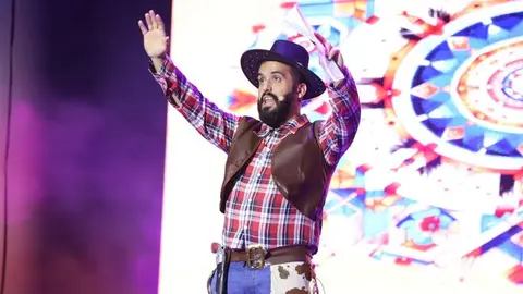 El humorista Kike Pérez en el escenario durante su particular pregón.