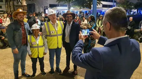 Los falsos Yonathan de León y Jacobo Medina posando con el original y retratados por el falso Severino Betancort.