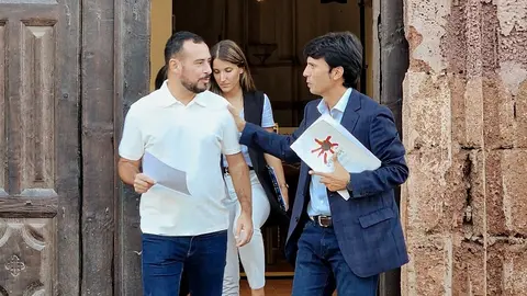 Marcos Bergaz con Reyes y  Galaìn a la salida del pleno Teguise 