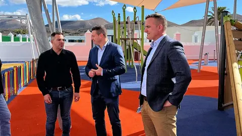 Jacobo Medina junto a los componentes del grupo de gobierno de Yaiza en un parque infantil.