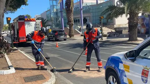 Imagen de los bomberos acabando con la mancha de aceite con sepiolita