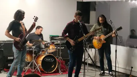 El grupo dándolo todo en un momento de su actuación