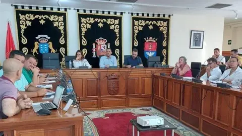 El alcalde de Arrecife en un encuentro en el Salón de Plenos del Ayuntamiento.