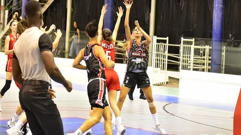 Imagen de archivo de una jugadora del Magec Tías realizando un lanzamiento.