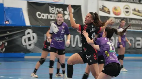 Jugadora del CICAR Lanzarote penetrando la defensa rival.