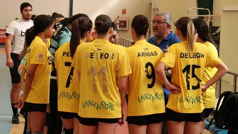 Jugadoras del Puerto del Carmen recibiendo indicaciones de su técnico.