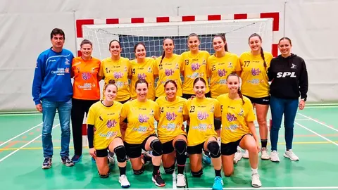 Jugadoras y cuerpo técnico del Puerto del Carmen desplazado a Gijón.