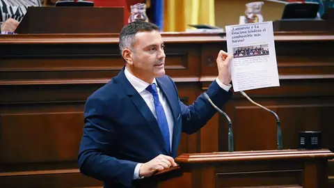 Oswaldo Betancort en el Parlamento autonómico.