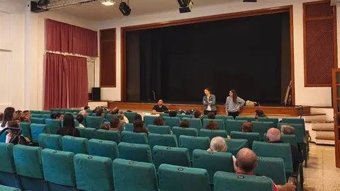 Charla en Har&iacute;a.