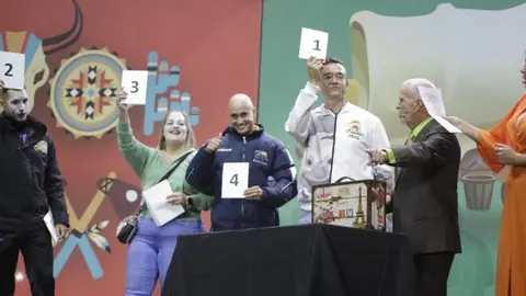 Los representantes de los finalistas cogiendo el número con el orden de las actuaciones.