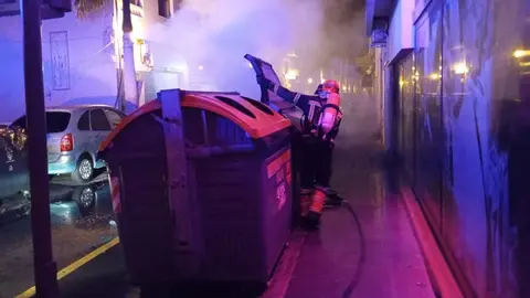 Bomberos extinguiendo el incendio de la calle Triana.