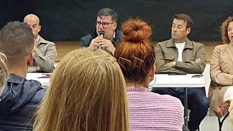 David Roció en la reunió del grupo de gobierno de San Bartolomé con los vecinos de Güime.