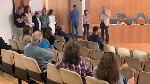 José Juan Cruz junto al resto de miembros del equipo de gobierno recibiendo a los nuevos trabajadores.