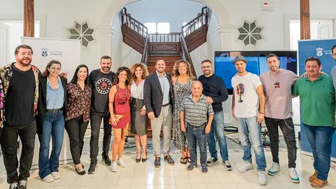 Grupo de Gobierno, participantes en el vídeoclip, junto al alcalde de Arrecife con Rosana y Efecto Pasillo