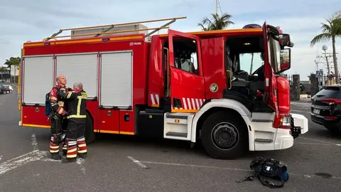 El equipo de bomberos en Puerto Calero.