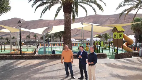 Óscar Noda junto a Rubén Arcas y Ángel Lago en su visita a los nuevos parques de Femés.