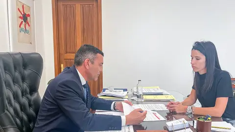 El presidente del Cabildo junto a la consejera Aroa Revelo.