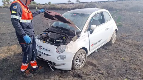 Bombero del Consorcio de Seguridad procediendo a desactivar la batería del coche.