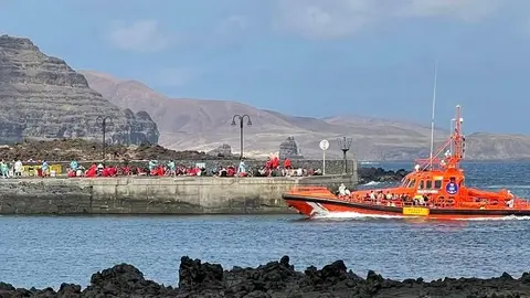 Imagen enviada por el PP en la que se ve a Salvamento Marítimo llevando inmigrantes a un puerto canario.