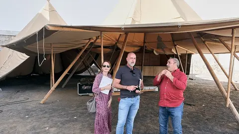 Ángel Vázquez supervisando los preparativos de la celebración del Carnaval en el Almacén.