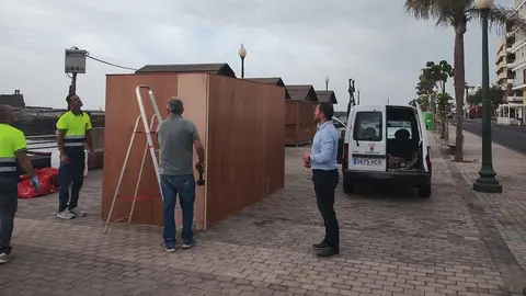 Cerramiento protector de la escultura dedicada a Manrique, realizado por carpinteros del Ayuntamiento. El alcalde Yonathan de León acudió a la zona para chequear el trabajo 