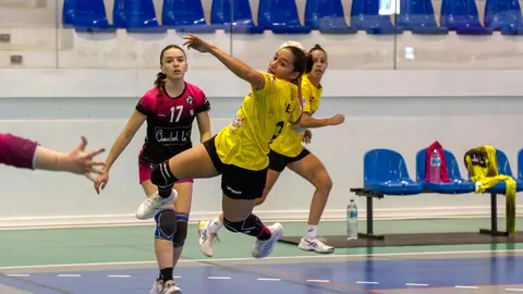 Jugada del CB Puerto del Carmen ante el Camargo.