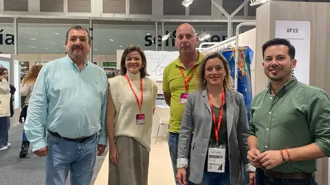 Los diseñadores lanzaroteños con el consejero del Cabildo.