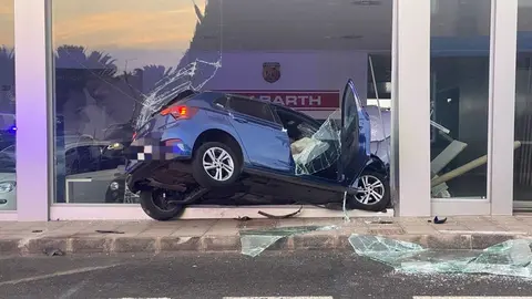 Imagen del tremendo impacto sobre el escaparate del vehículo que se salió de la vía