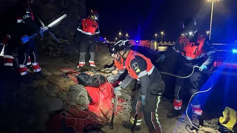 Momento del inicio de la actuación de los bomberos