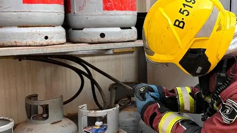 Uno de los bomberos manipulando las bombonas
