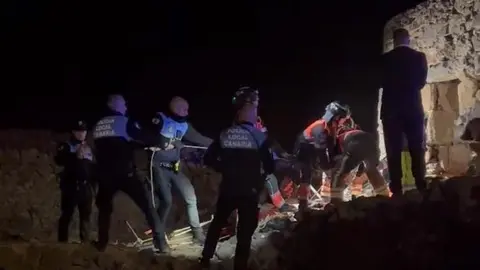 Bomberos del Consorcio y agentes de la Policía Local de Arrecife durante el rescate de los menores.