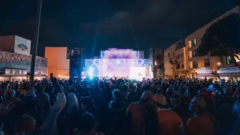 Gente disfrutando del Carnaval de Arrecife en el Almacén.