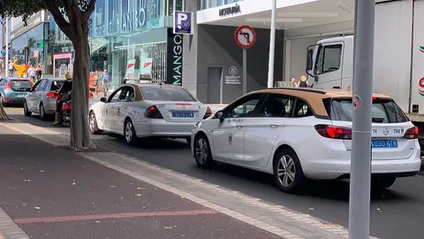 Taxis circulando por Puerto del Carmen.