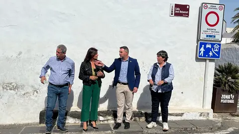 El vicepresidente y consejero de Obras Públicas en su visita a la calle José Betancort