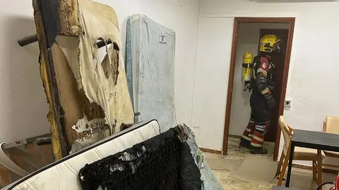 Imagen de los colchones quemados en el centro de menores de Arrecife.