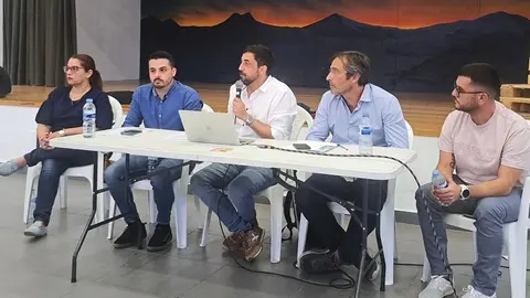 Representantes de CC en su encuentro con los vecinos de Güime.