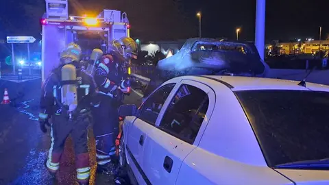Momento de la actuación de los bomberos